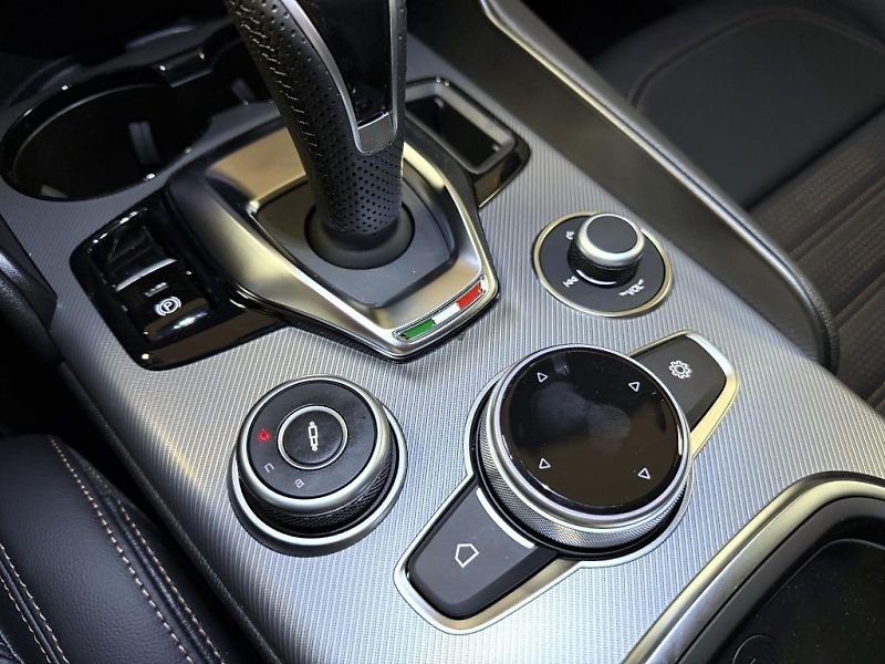 Alfa Romeo Giulia (2026) 2.0T 280k AT8 ZF Q4 4x4 Intens - fotka 18 z 23