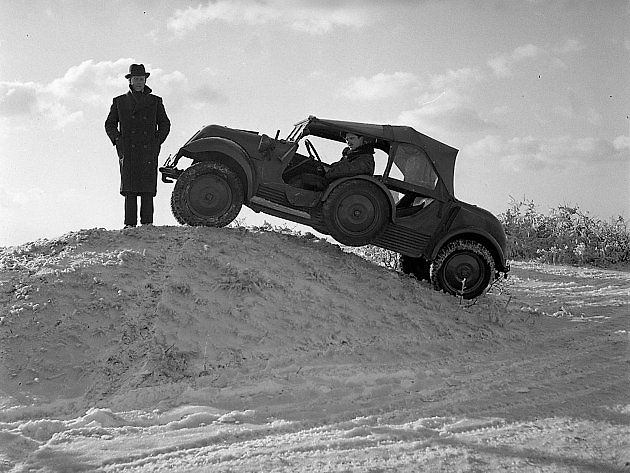 Vojenský terénní automobil Tempo G 1200 při zkouškách v terénu., zdroj: Wikimedia Commons, FORTEPAN, Lissák Tivadar, CC BY-SA 3.0