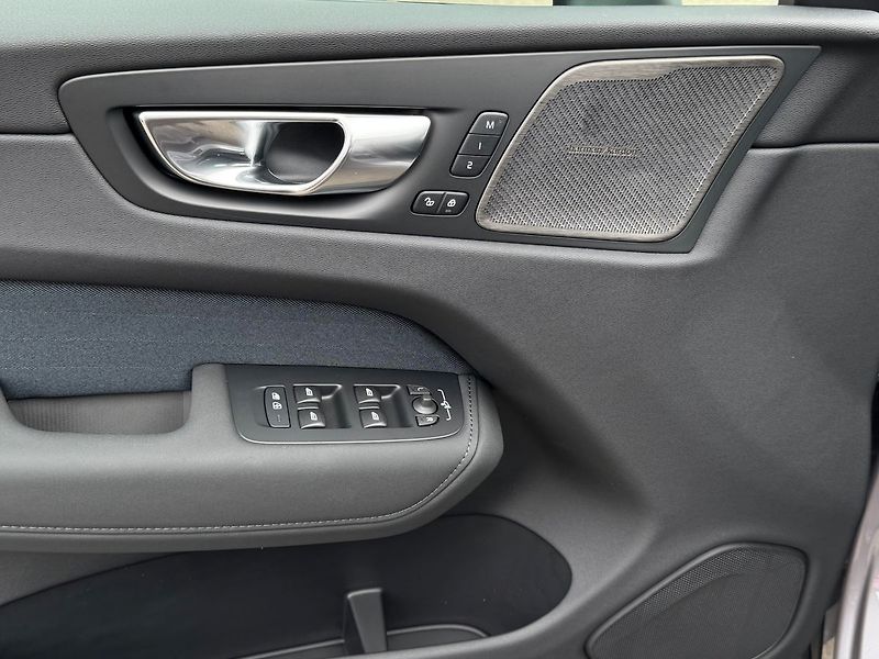 Volvo XC60 (2026) PLUS B5, kamery 360°, FULL LED - fotka 9 z 25