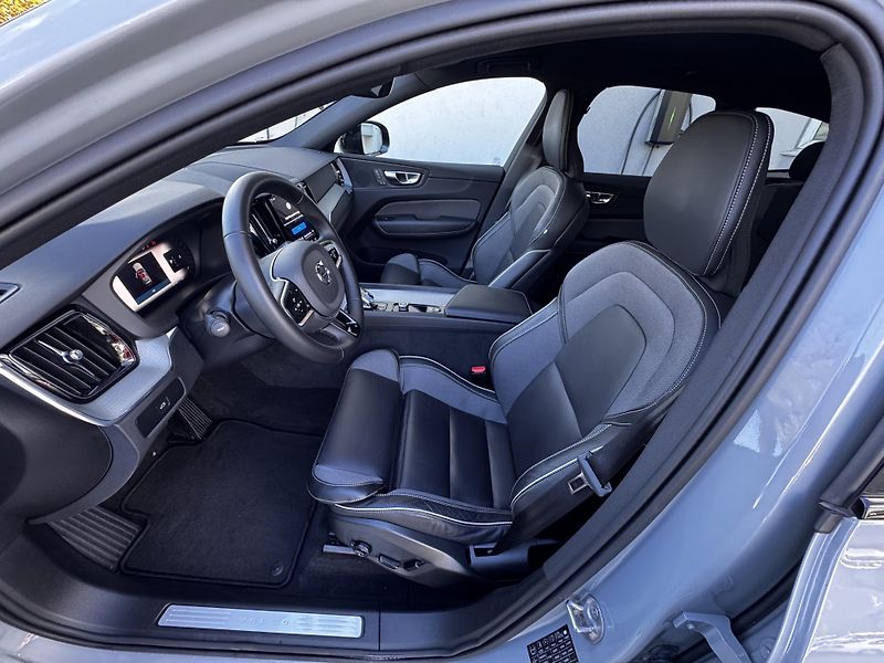 Volvo XC60 B5 AWD /1. maj / výhřev + kola - fotka 10 z 40