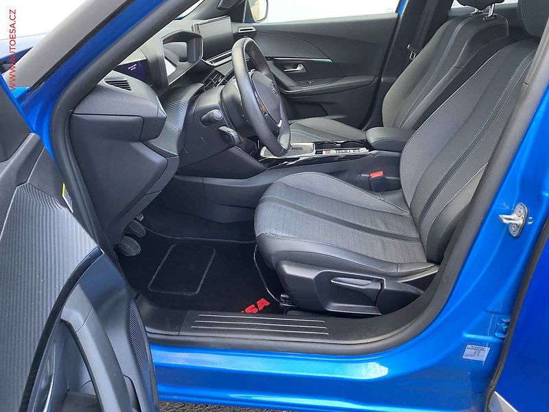 Peugeot 2008 (2023) 1.2PT, Allure, navi, kamera - fotka 9 z 17