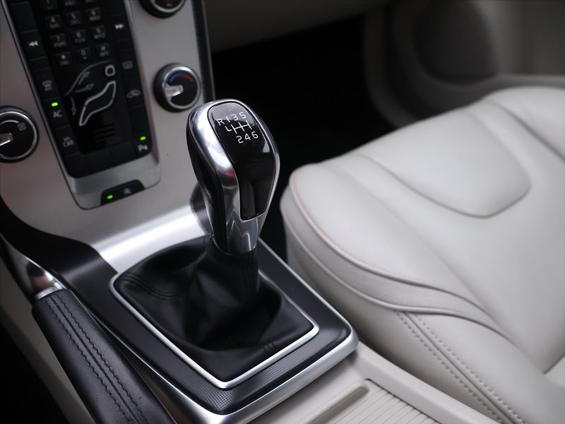 Volvo V40 1,6 D2 115 Summum - fotka 21 z 30