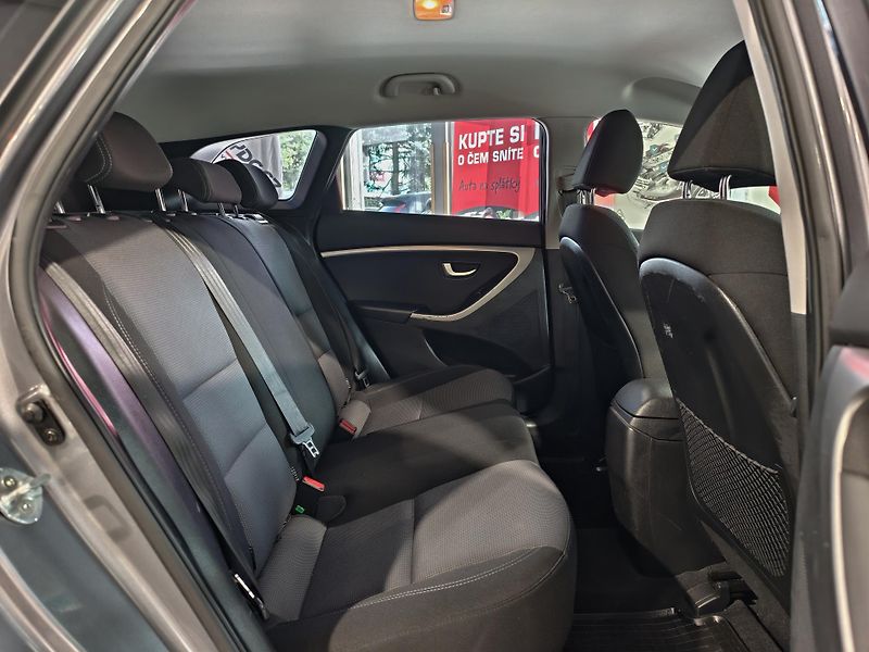 Hyundai i30 1.6 GDi 88kW KAMERA VÝHŘEVY ČR - fotka 11 z 23