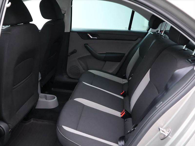 Škoda Rapid 1,2 TSI 63kW Ambition Fresh - fotka 12 z 27