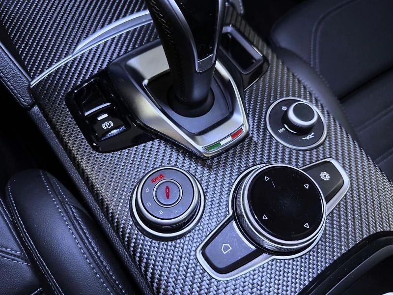 Alfa Romeo Stelvio (2025) 2.9 V6 BiTurbo 520k QV Carbon - fotka 22 z 28