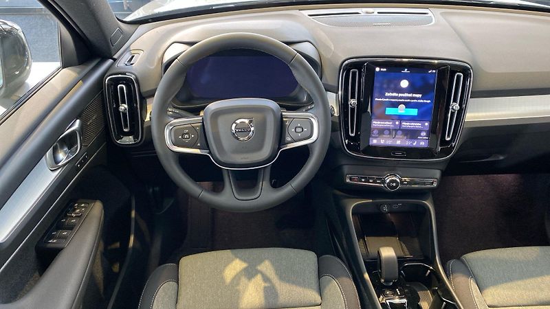 Volvo XC40 (2026) PLUS BLACK EDITION, B4 FWD, 14 - fotka 10 z 15