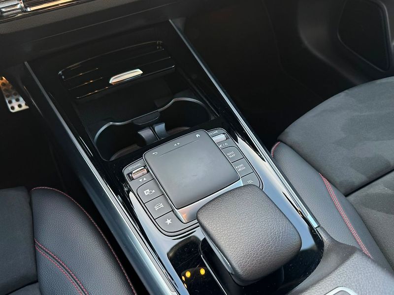 Mercedes-Benz Třídy B 180d AMG - fotka 15 z 24