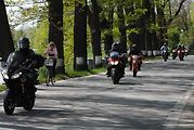 Třeboňské Masarykovo náměstí bylo motorkami doslova našlapané. Stovkám strojů požehnal tamní kaplan Jiří Kalaš.