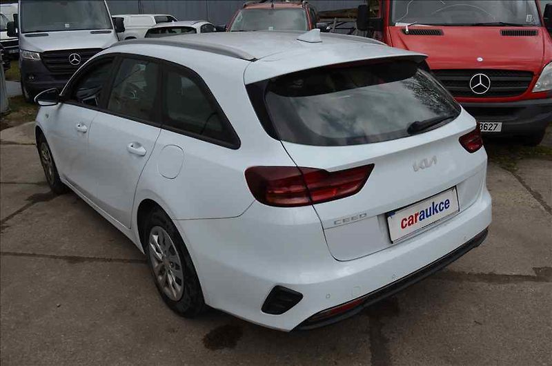 Kia Ceed (2022) SW 1,5 T-GDI - fotka 6 z 17