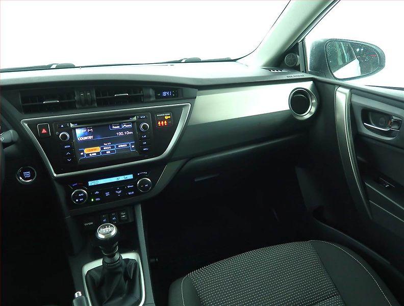 Toyota Auris (2013) 1.6 Valvematic, ČR,1.maj - fotka 8 z 15