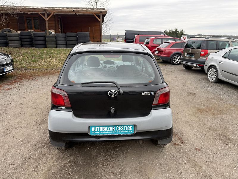 Toyota Yaris 1.0i - fotka 5 z 19