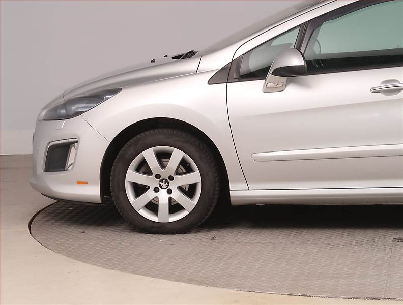 Peugeot 308 (2012) 1.6 HDi, Navi, Xenony - fotka 14 z 17
