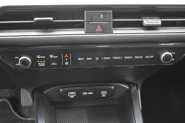 Sdružený ovladač pro klimatizaci a navigaci., zdroj: Deník/Radek Pecák