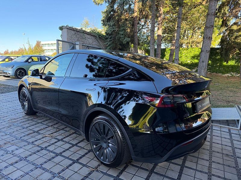 Tesla Model Y Standart Range LFP - fotka 4 z 40