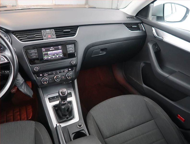 Škoda Octavia (2016) Elegance 2.0 TDI, Xenony - fotka 8 z 19