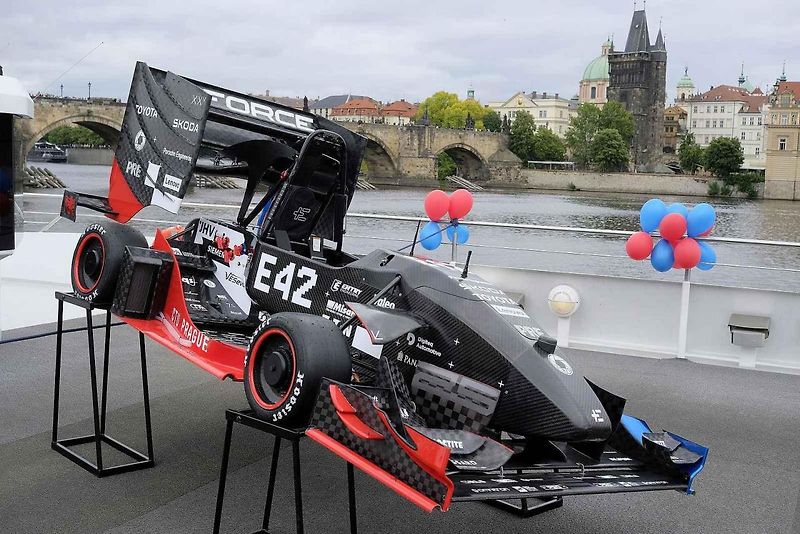 Slavnostní odhalení nové elektroformule CTU.25 studentského týmu eForce Prague Formula. loď Grand Bohemia, Dvořákovo nábřeží, Praha 1