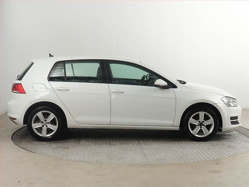 Volkswagen Golf (2014) 1.2 TSI, Navi, Park. senzory - fotka 6 z 17
