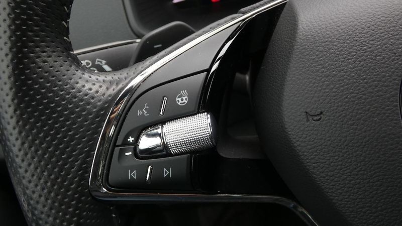 Škoda Karoq 1,5 TSI Sportline DSG - fotka 12 z 25