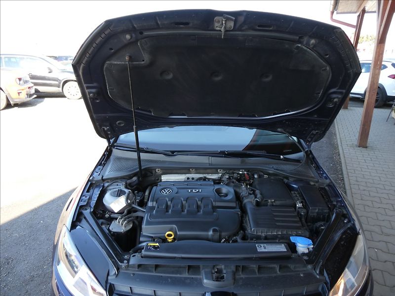 Volkswagen Golf 1,6 TDi 81kW CUP,2xkola,naviga - fotka 31 z 48