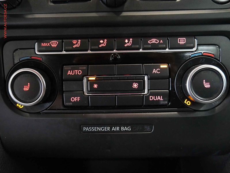Volkswagen Golf (2011) 1.6TDi, Navi, AC - fotka 17 z 21