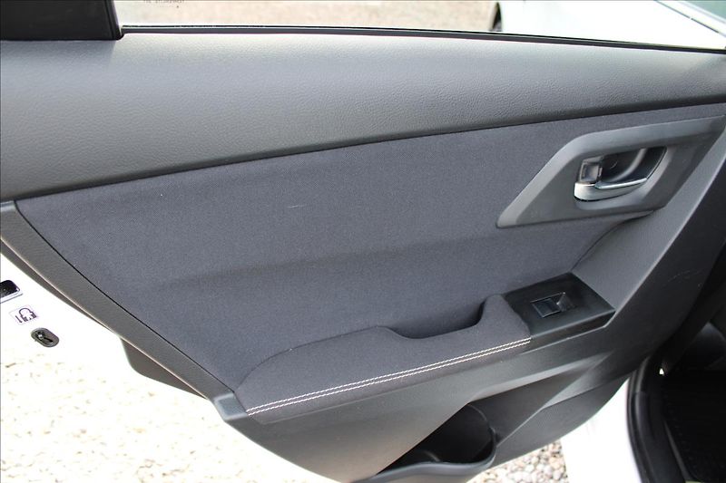 Toyota Auris 1,8 HYBRID KAMERA, SERVISKA - fotka 28 z 34