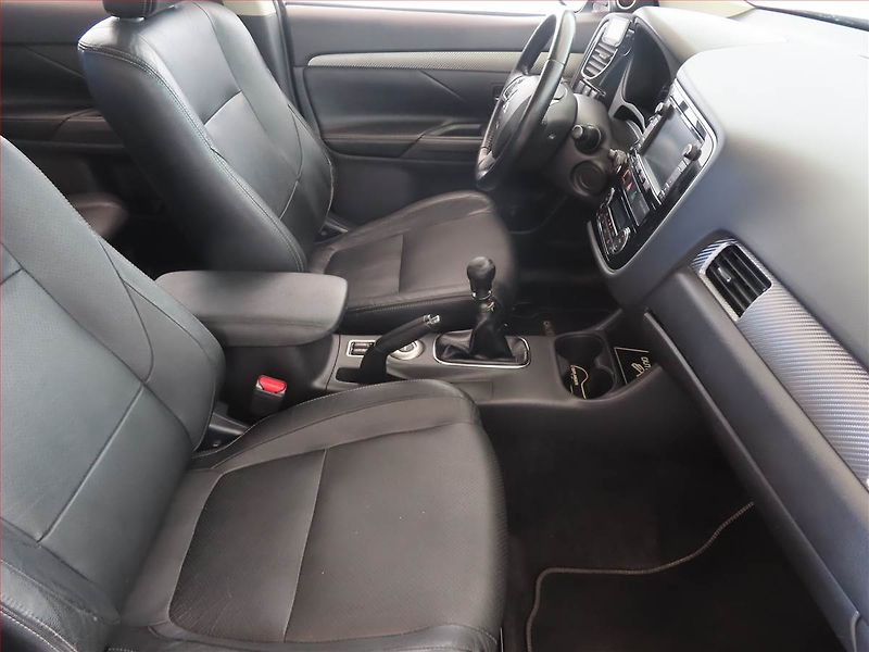 Mitsubishi Outlander (2014) 2.2 DI-D, 4X4, 7 míst, Navi - fotka 9 z 16