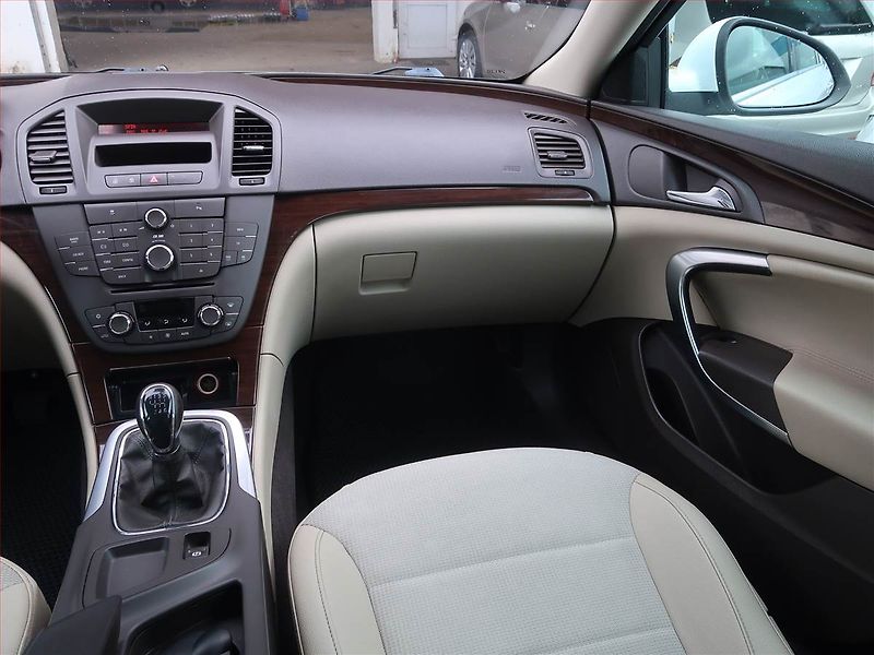 Opel Insignia (2010) 1.6 Turbo, Tempomat - fotka 8 z 13