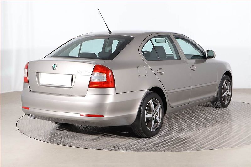 Škoda Octavia (2009) Ambiente 1.9 TDI, Serv.kniha - fotka 5 z 21