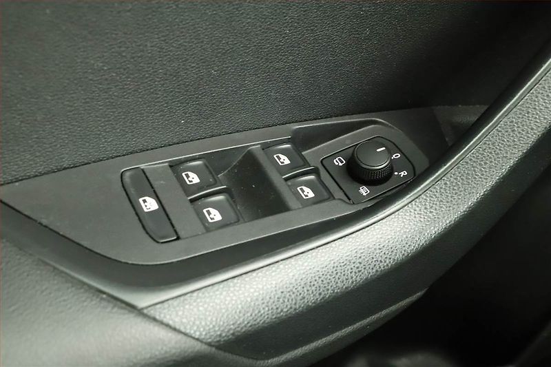 Škoda Karoq (2019) Style 1.6 TDI, Automat, Navi - fotka 12 z 16