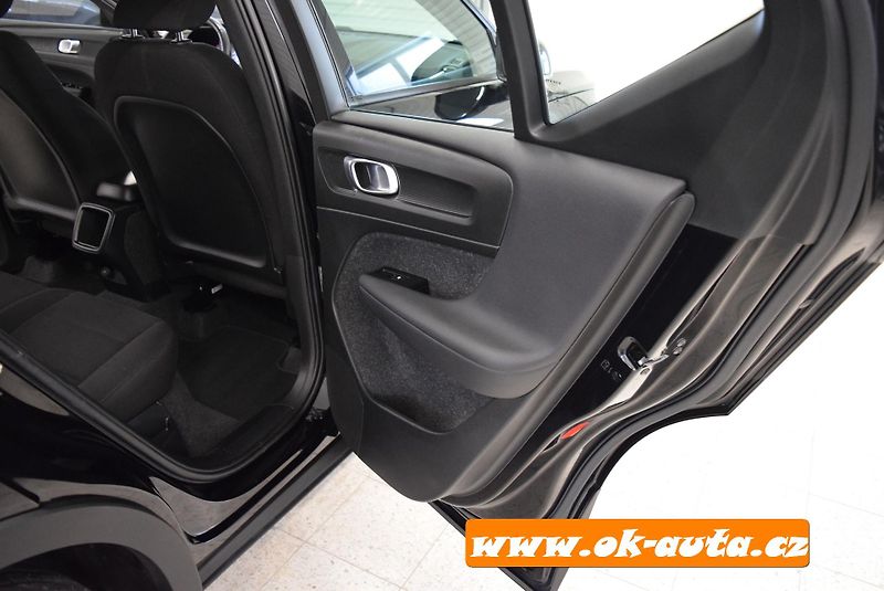 Volvo XC40 T2 MOMENTUM AUTOMAT-DPH - fotka 21 z 50
