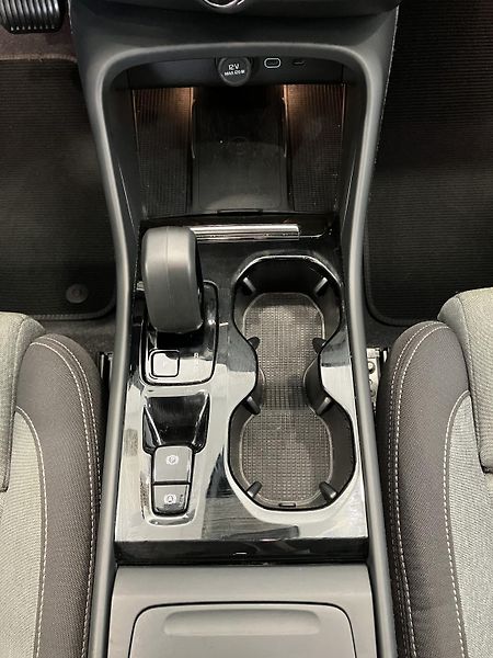 Volvo XC40 B3 FWD Plus Dark AT7 - fotka 17 z 39