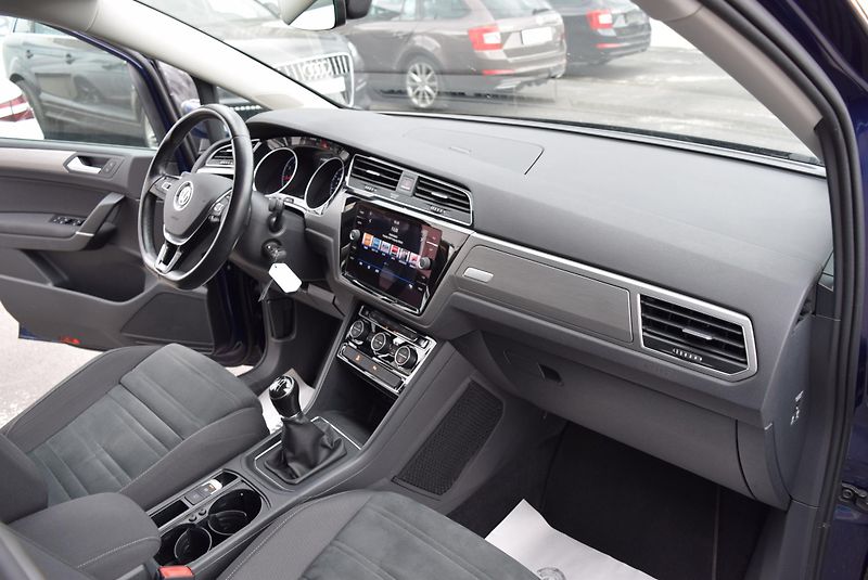 Volkswagen Touran (2018) 1.4TSI 110kw CLBMT 7MÍST NAVI - fotka 35 z 49