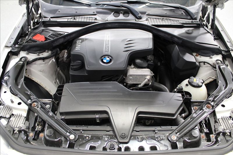 BMW Řada 2 2,0 220i 135KW cabrio - fotka 10 z 37