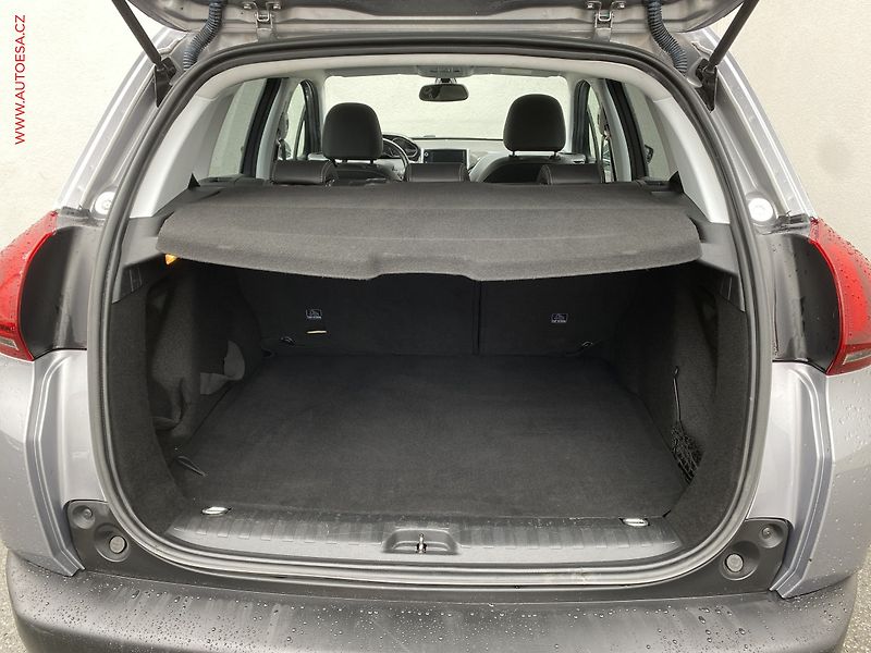 Peugeot 2008 (2019) 1.2 PT, Allure, kůže, navi - fotka 7 z 15