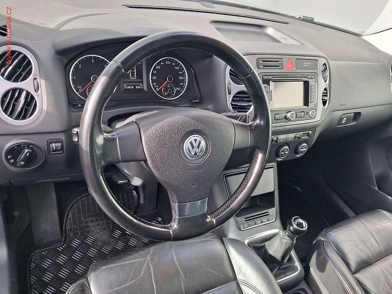 Volkswagen Tiguan (2009) 2.0 TDi 4x4, AC, xenon, navi - fotka 13 z 17