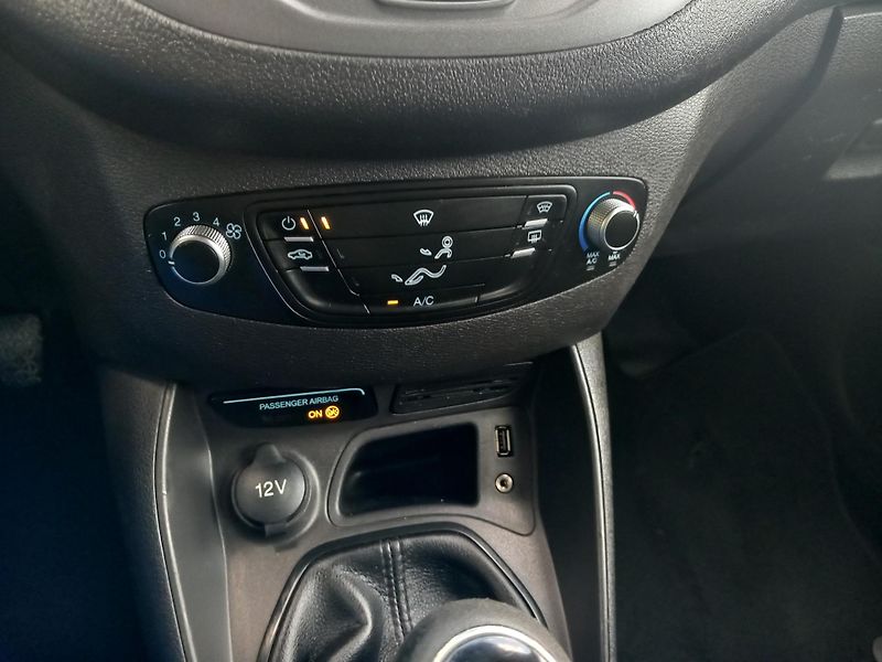 Ford Transit Courier (2015) 1,5TDCi BEZ KOROZE ! NOVÁ STK - fotka 21 z 29