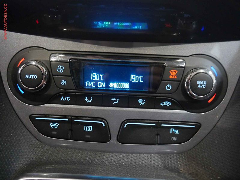 Ford Tourneo Connect (2014) 1.6TDCi MAXi 7míst, 2.maj,ČR - fotka 15 z 18