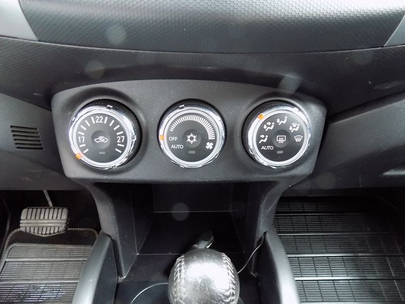 Mitsubishi Outlander (2012) 2.2DI-D/AWD/1.Maj.ČR/7.míst/ - fotka 34 z 45