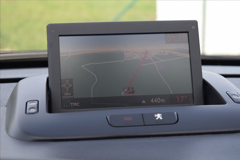 Peugeot 3008 1,6 i 88KW ALU NAVI PANORAMA - fotka 34 z 50