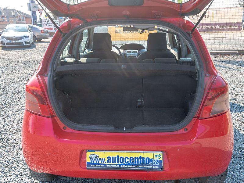 Toyota Yaris (2008) ČR 1.0i 51KW AC – 2x PNEU - fotka 25 z 34