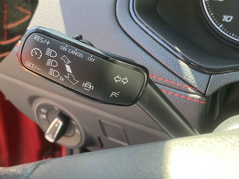 Seat Arona (2019) 1.0 TGi, FR, LED, kamera - fotka 13 z 17