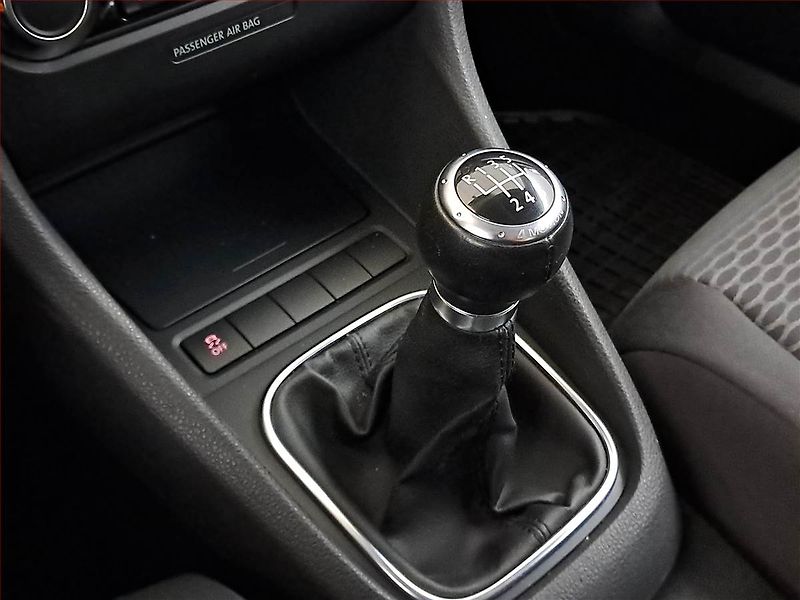 Volkswagen Golf (2010) 1.6 TDI, 4X4, Tempomat - fotka 13 z 16