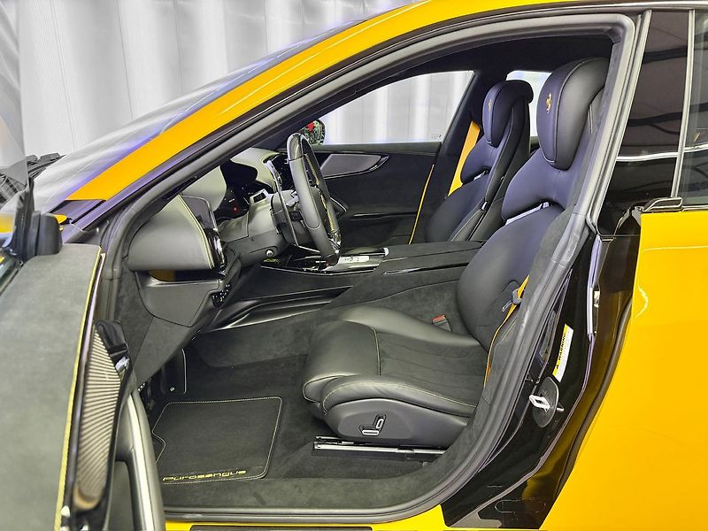 Ferrari Purosangue V12 CARBON, ALCANTARA, PANORAM - fotka 10 z 38