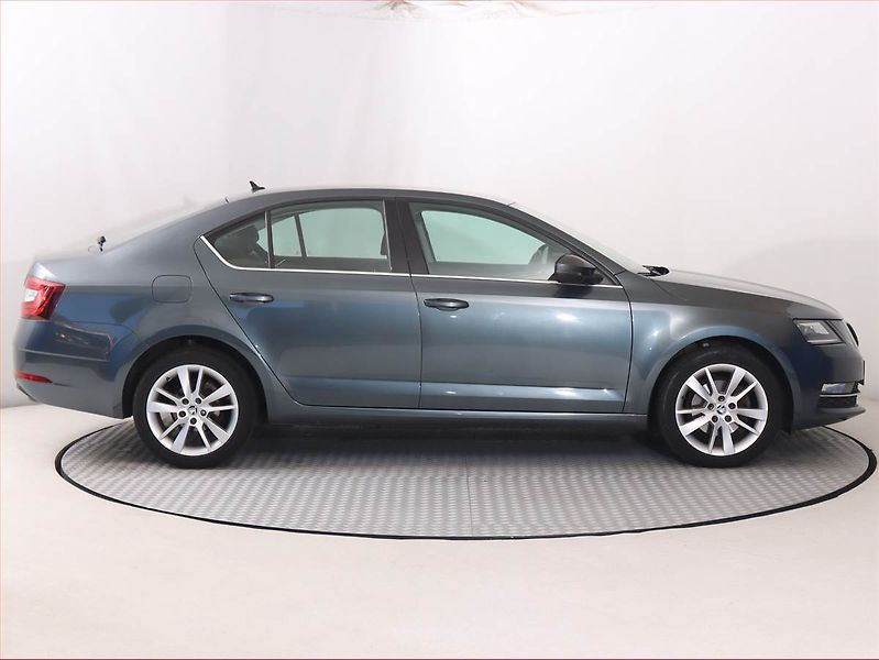 Škoda Octavia (2017) 2.0 TDI, Tempomat - fotka 6 z 18