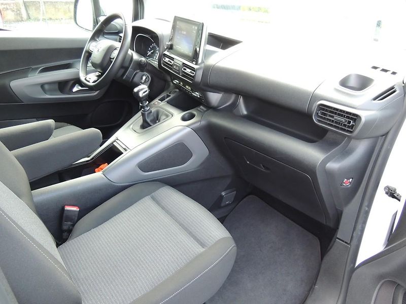 Toyota ProAce City Verso (2023) 1.2T,81kw,Family,7míst,1maj.ČR - fotka 47 z 76