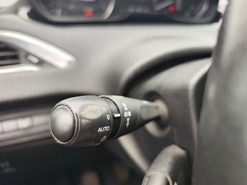 Peugeot 208 1.2 PureTech/61kW SIGNATURE - fotka 19 z 26