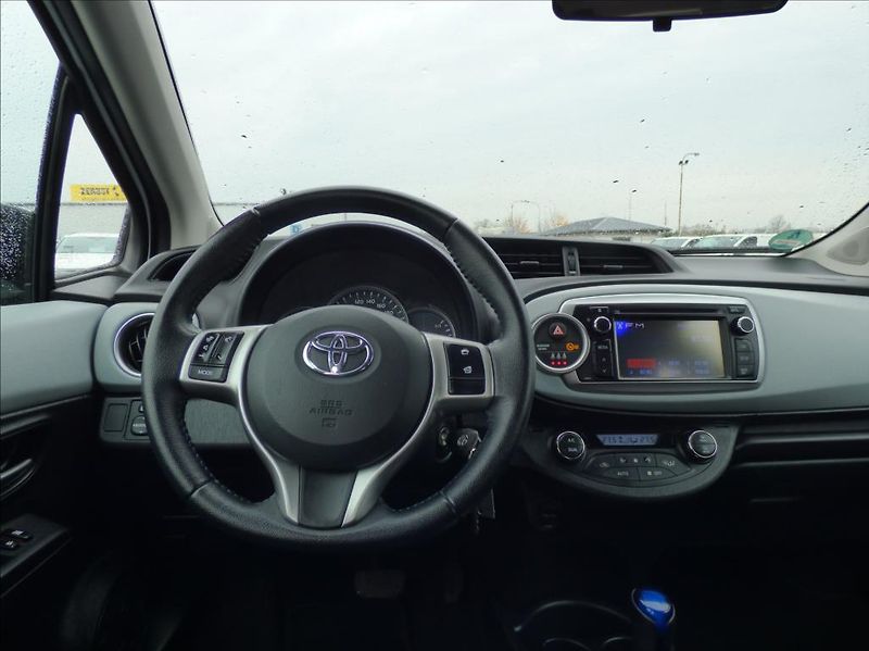 Toyota Yaris 1,5 Hybrid, Digi Klima, servis - fotka 19 z 60