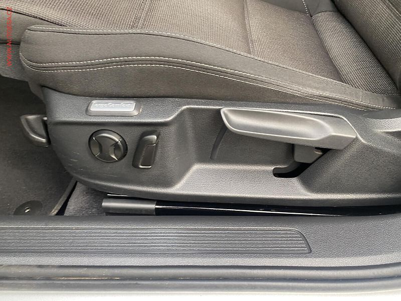 Volkswagen Passat (2016) 1.6 TDi, DSG, navi, AC - fotka 15 z 19