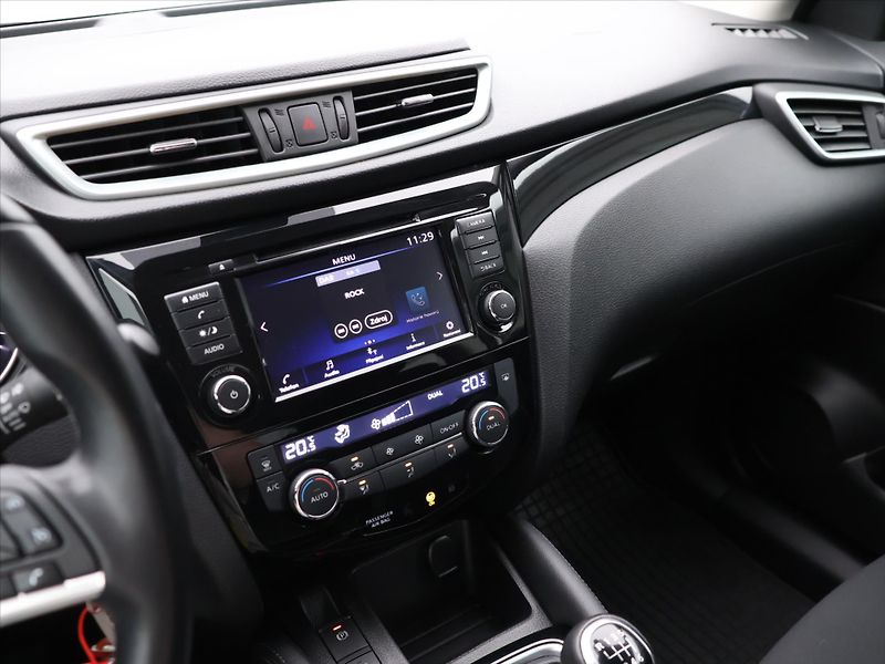 Nissan Qashqai 1,3 DiG-T Acenta CZ 1.Maj - fotka 23 z 37