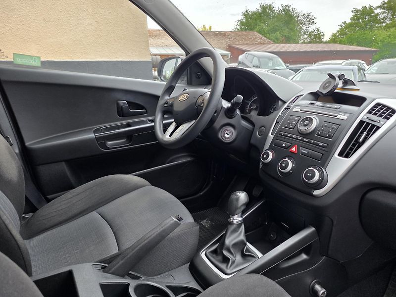 Kia Ceed (2011) 1.4-NÍZKÉ KM-1.MAJ.!!!-KLIMA - fotka 3 z 18